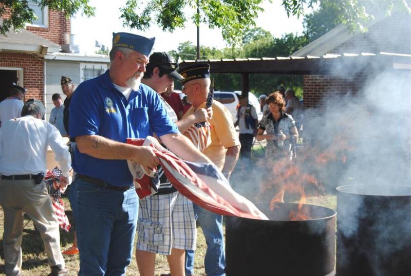 Veterans properly dispose of flags on Flag Day