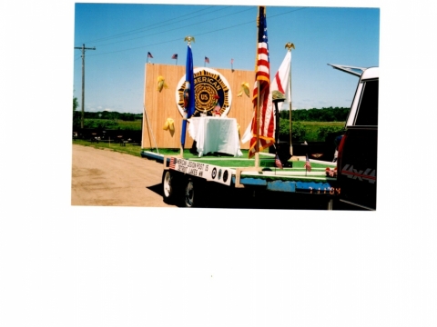 Post 15 Paarade Float